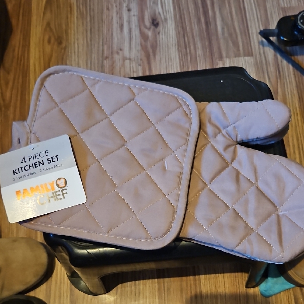 Tan Kitchen Mitt and Pot Holder Set